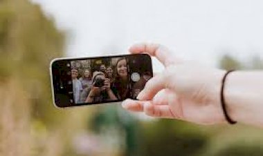 Que se cache-t-il derrière la manie du selfie ?   -  Elsa Godart