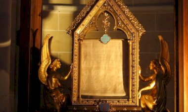 Mary’s Veil on display in Chartres Cathedral